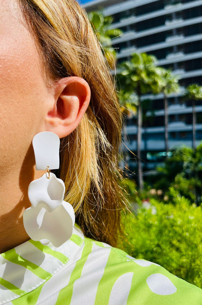 Smooth texture flower dangle earrings