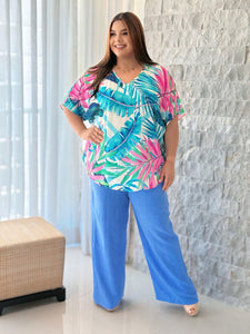 Colorful print on a oversized V neck top. PLUS SIZE