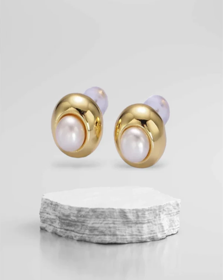 Pearl studs. 10mm pearls