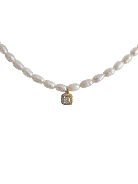 Alvara pearl necklace with pendant (Drop or Cube}