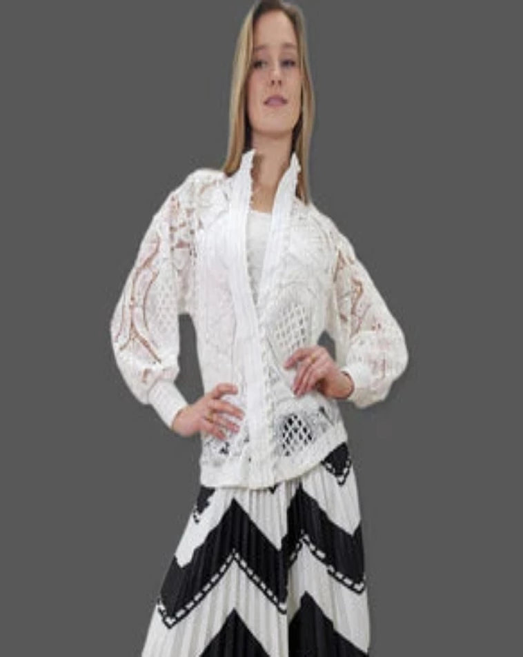 White,lace,buttoned long sleeves elegant top.