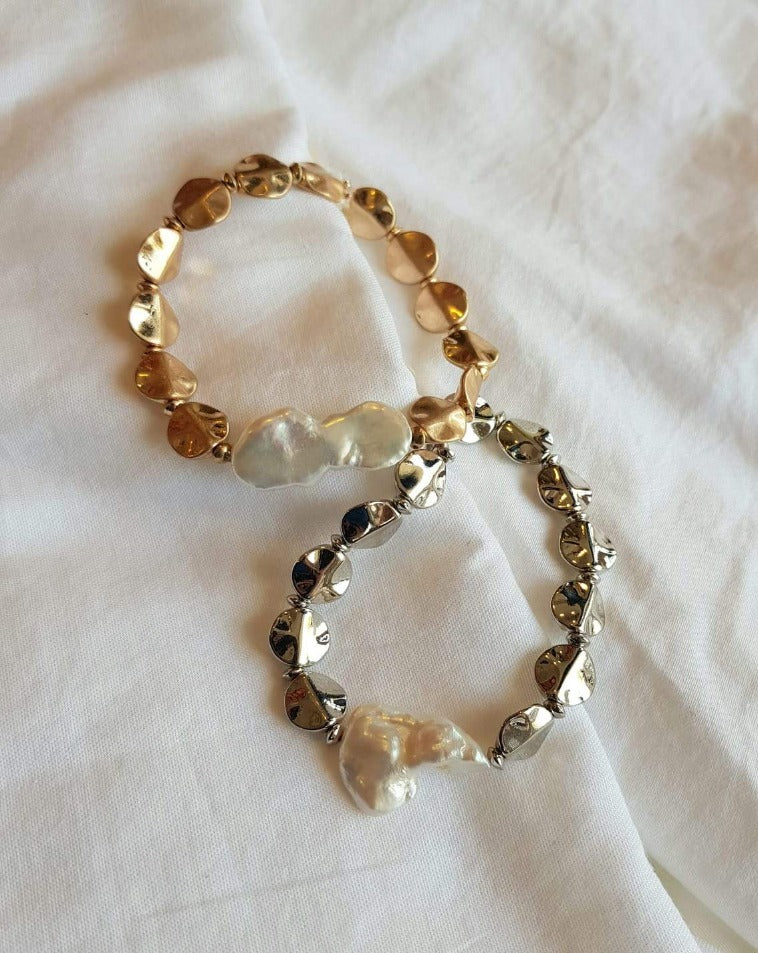 STRETCH BRACELET WITH PEARL AND METAL BEAD