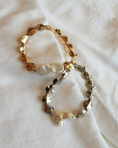 STRETCH BRACELET WITH PEARL AND METAL BEAD