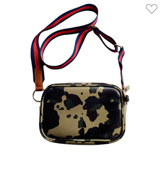 CROSSBODY IN CAMOUFLAGE PRINT.