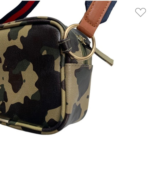 CROSSBODY IN CAMOUFLAGE PRINT.