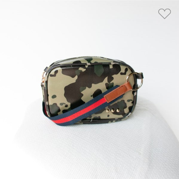 CROSSBODY IN CAMOUFLAGE PRINT.