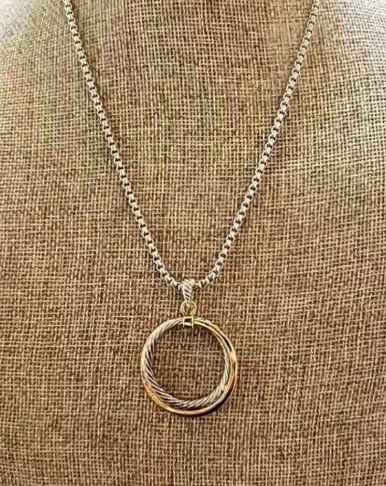 CIRCLE PENDANT NECKLACE. DESIGNERS INSPO.