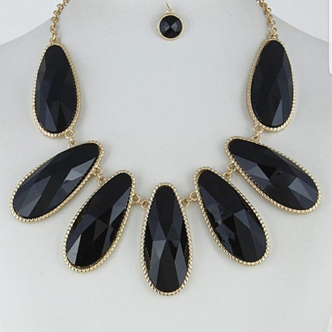 Necklace and earrings set.